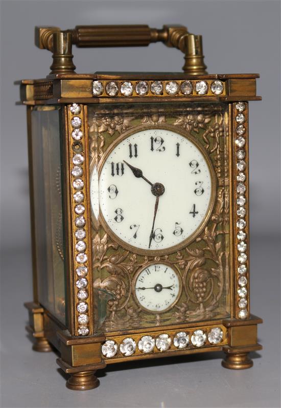 A paste set alarm carriage clock
